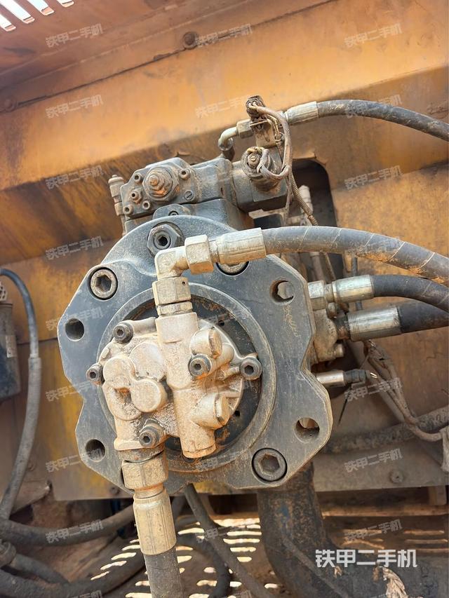 液压泵舱室正面整体(整机外观) 液压泵舱室正面整体(整机外观)