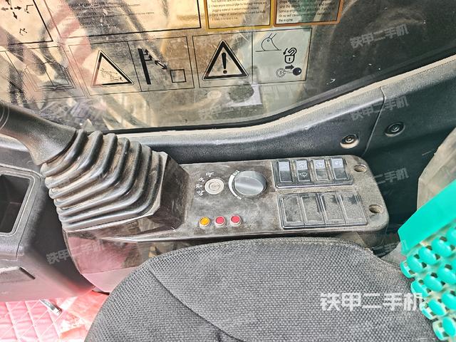 座椅右側(cè)控制臺(tái)/鑰匙門/油門/含右手柄(駕駛室部分) 座椅右側(cè)控制臺(tái)/鑰匙門/油門/含右手柄(駕駛室部分)