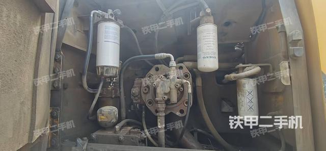 液压泵舱室正面整体(整机外观) 液压泵舱室正面整体(整机外观)