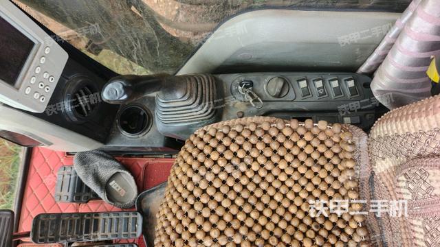 座椅右侧控制台/钥匙门/油门/含右手柄(驾驶室部分) 座椅右侧控制台/钥匙门/油门/含右手柄(驾驶室部分)