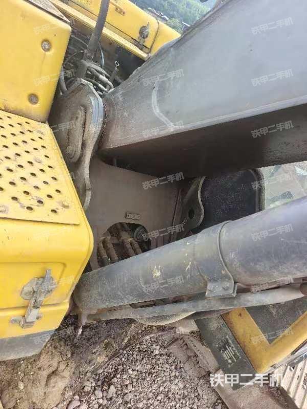 大臂油缸整体 竖拍（工作和回转装置）