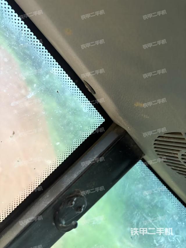 行走控制手柄和踏板 俯拍(驾驶室部分) 行走控制手柄和踏板 俯拍(驾驶室部分)