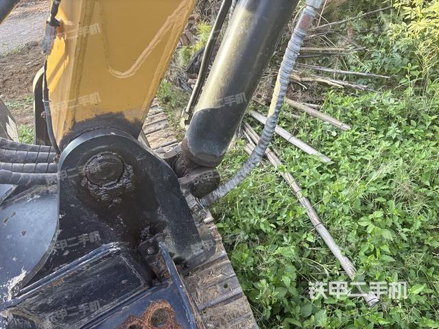 小臂整体左后(工作和回转装置) 小臂整体左后(工作和回转装置)