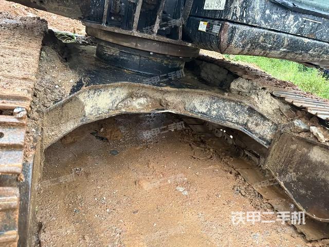 转盘和下车架正前(工作和回转装置) 转盘和下车架正前(工作和回转装置)