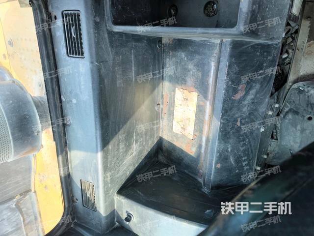 座椅左侧控制台/音响/含左手柄(驾驶室部分) 座椅左侧控制台/音响/含左手柄(驾驶室部分)