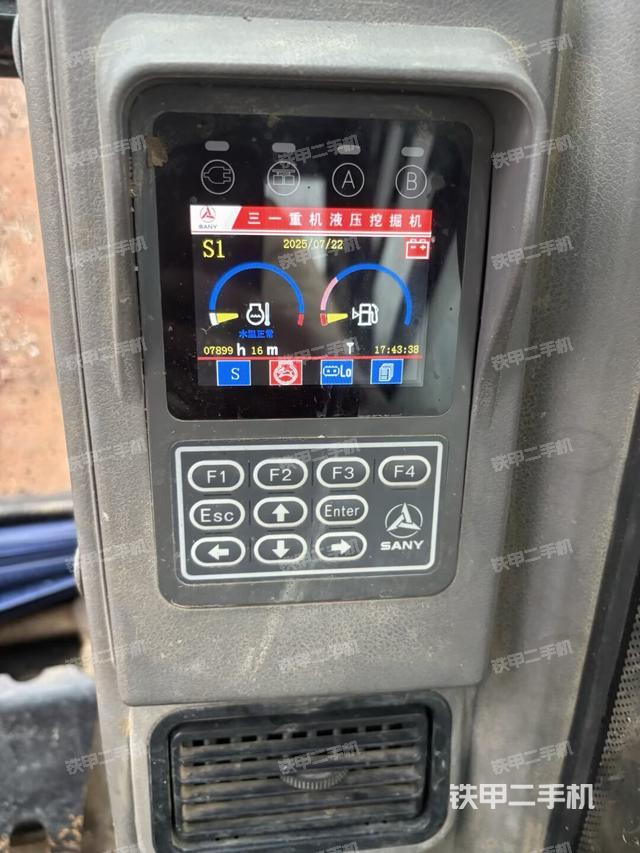 座椅左侧控制台/音响/含左手柄(驾驶室部分) 座椅左侧控制台/音响/含左手柄(驾驶室部分)