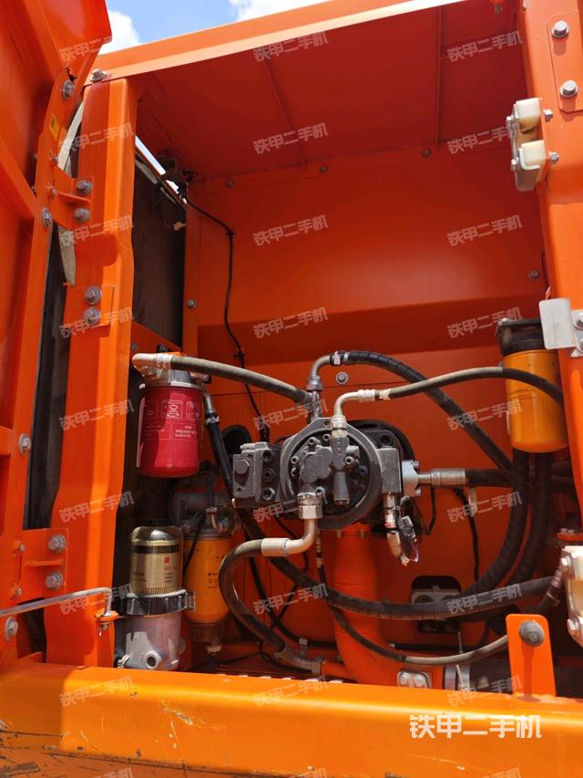 液压泵舱室正面整体(整机外观) 液压泵舱室正面整体(整机外观)