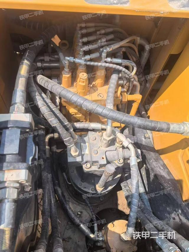 回转马达和主控阀(整机外观) 回转马达和主控阀(整机外观)