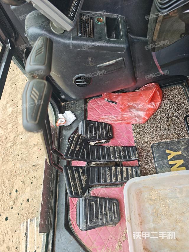 行走控制手柄和踏板?俯拍(駕駛室部分) 行走控制手柄和踏板?俯拍(駕駛室部分)