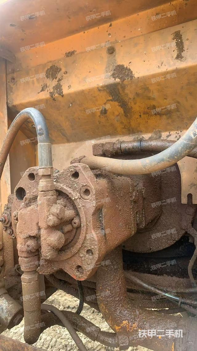 液压泵舱室正面整体（整机外观）