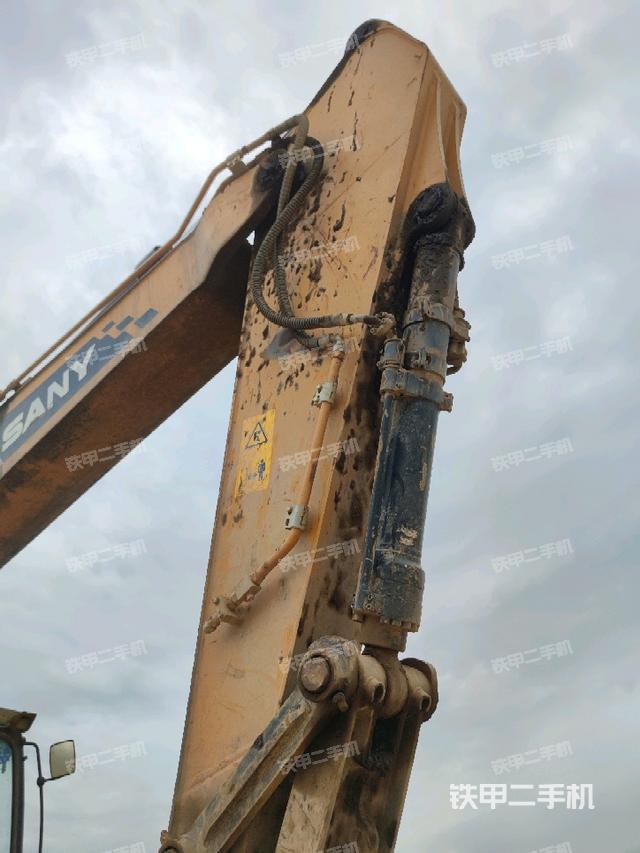 小臂整体右前(工作和回转装置) 小臂整体右前(工作和回转装置)