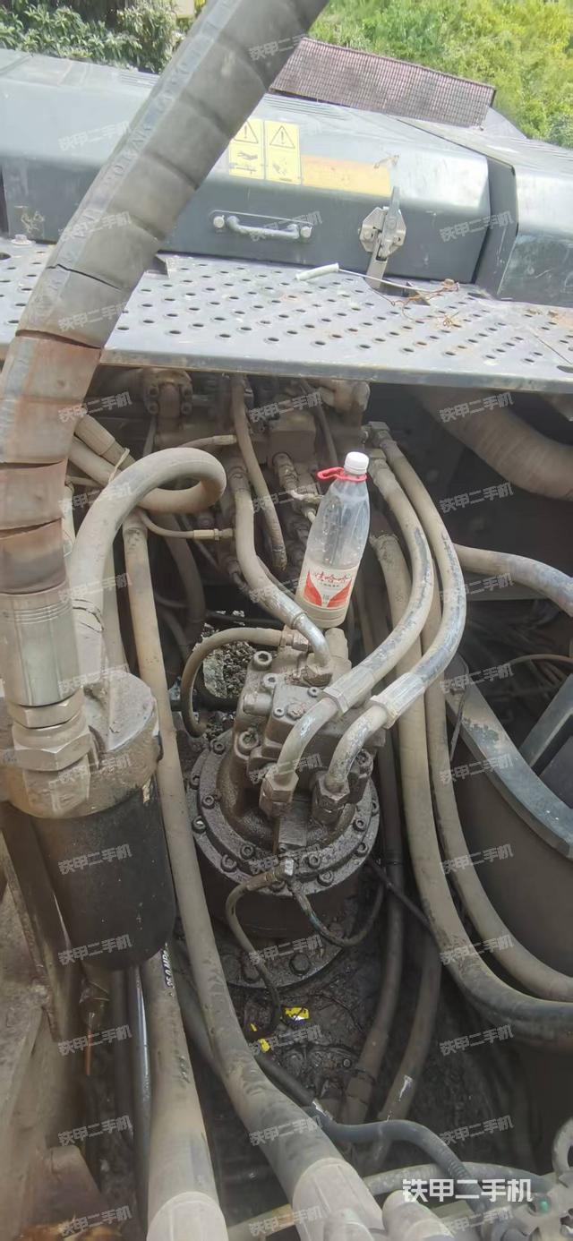 回转马达和主控阀(整机外观) 回转马达和主控阀(整机外观)