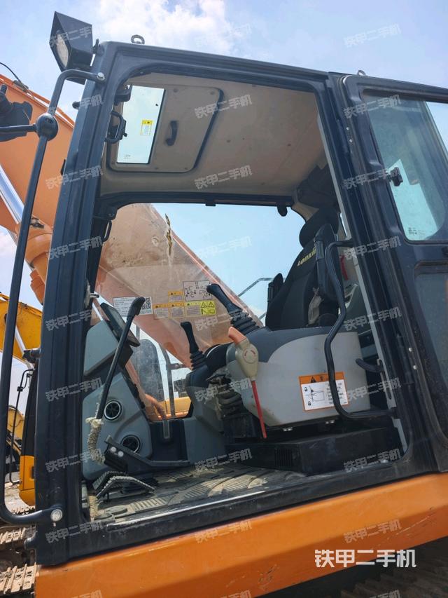 驾驶室整体(整机外观) 驾驶室整体(整机外观)