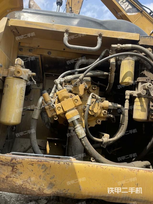 液压泵舱室正面整体(整机外观) 液压泵舱室正面整体(整机外观)