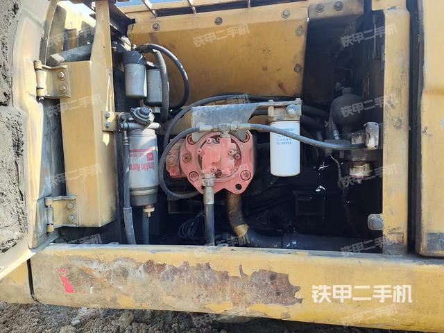 液压泵舱室正面整体（整机外观）