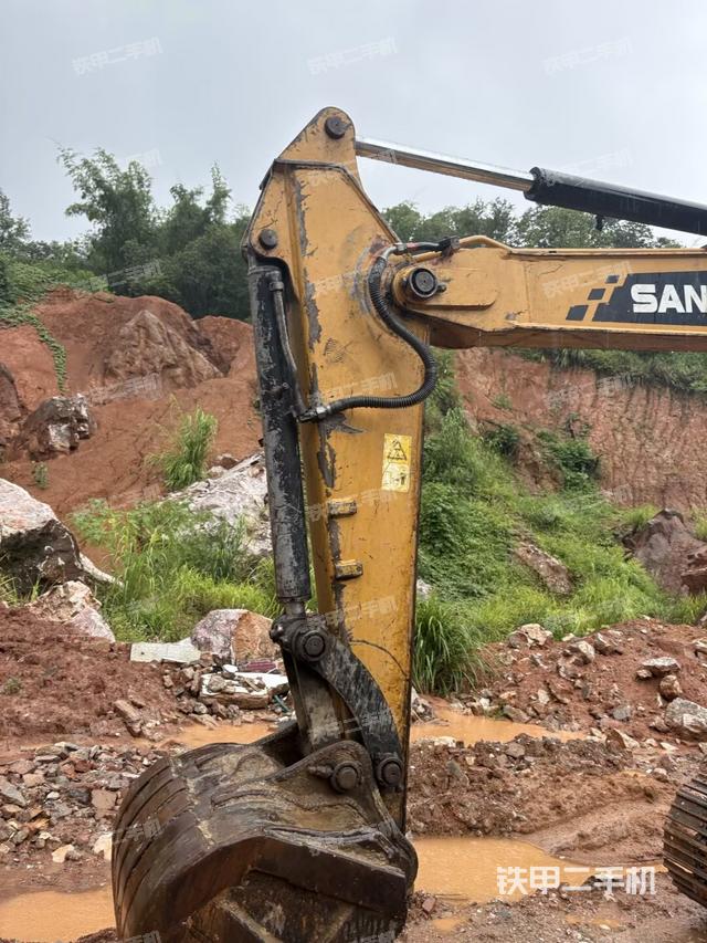 小臂整体左后(工作和回转装置) 小臂整体左后(工作和回转装置)