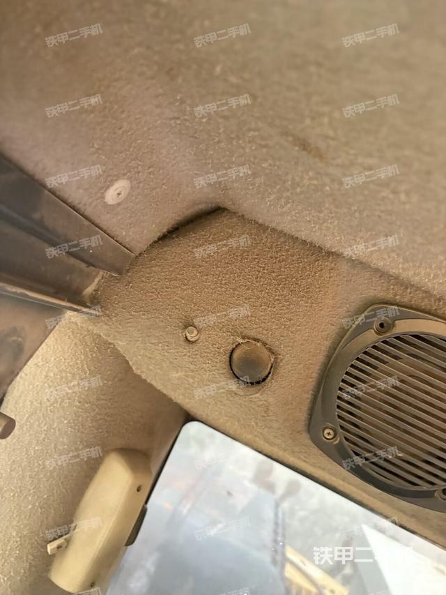 行走控制手柄和踏板 俯拍(驾驶室部分) 行走控制手柄和踏板 俯拍(驾驶室部分)