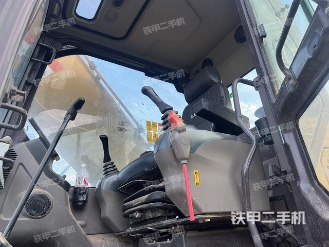 駕駛室整體(整機(jī)外觀) 駕駛室整體(整機(jī)外觀)