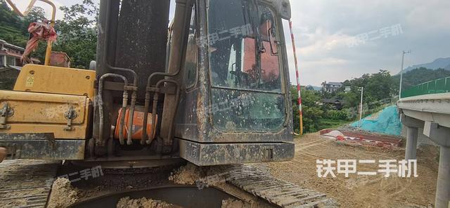 驾驶室顶部(整机外观) 驾驶室顶部(整机外观)