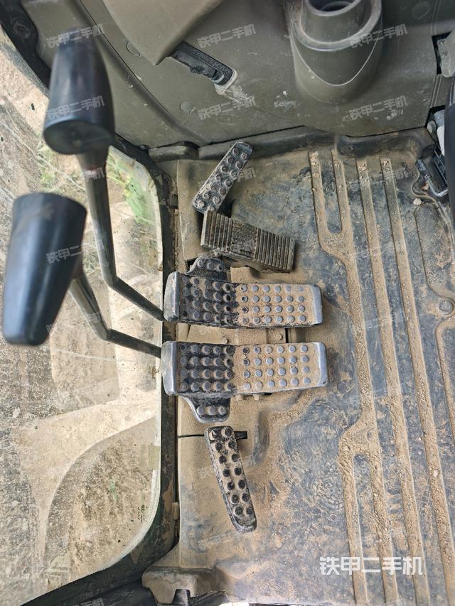 行走控制手柄和踏板?俯拍（駕駛室部分）