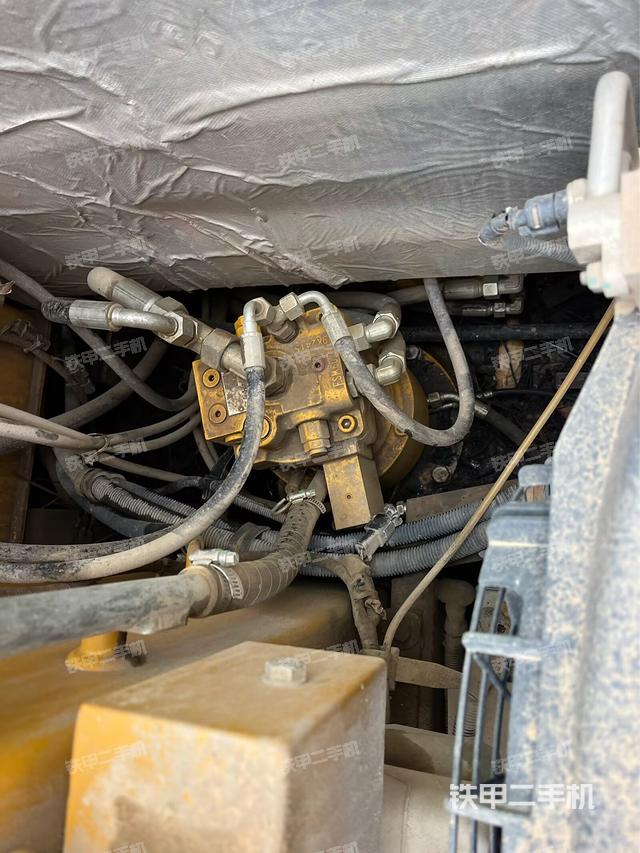 回转马达和主控阀(整机外观) 回转马达和主控阀(整机外观)