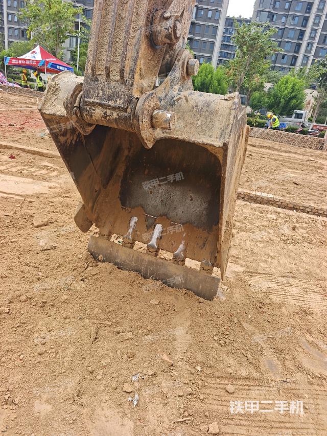 鏟斗右后整體(工作和回轉(zhuǎn)裝置) 鏟斗右后整體(工作和回轉(zhuǎn)裝置)