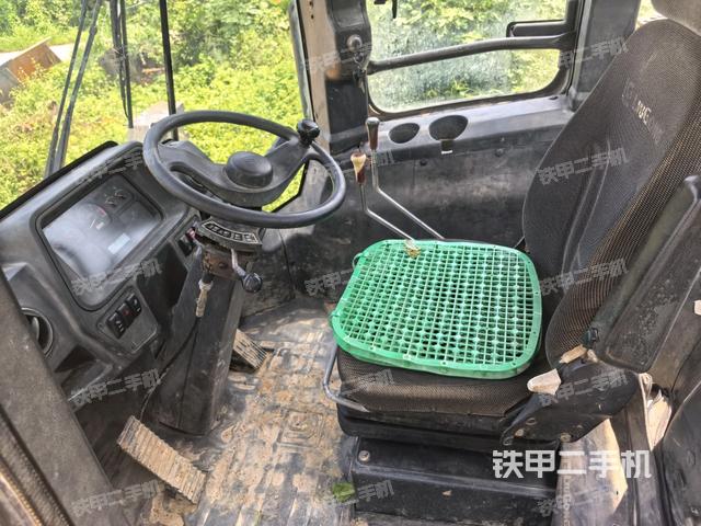 駕駛室正側(cè)（駕駛室部分）