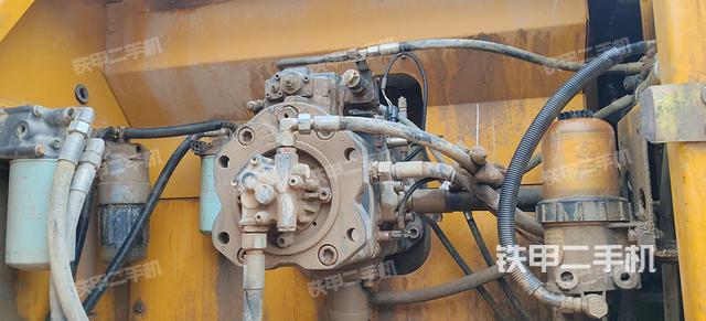 液压泵舱室正面整体（整机外观）