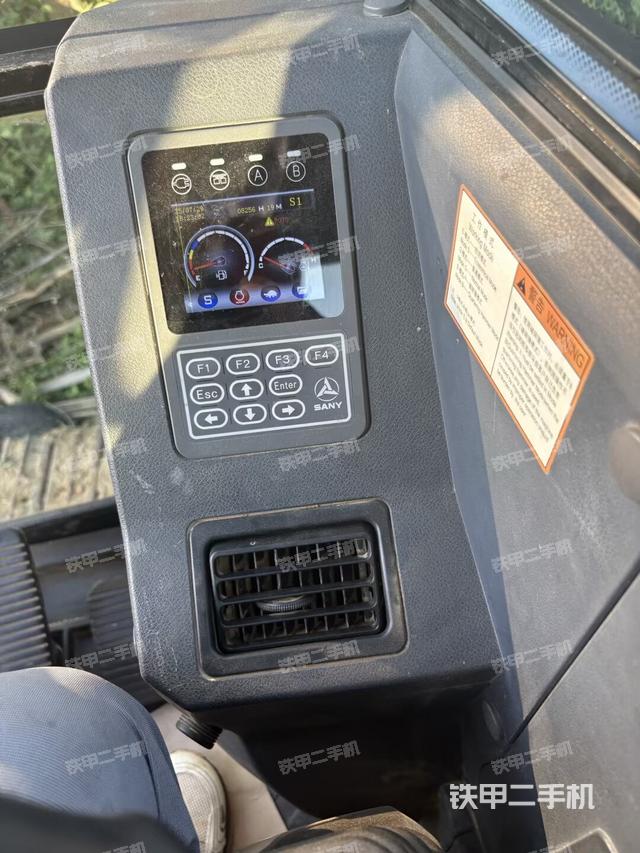 显示屏 (驾驶室部分) 显示屏 (驾驶室部分)