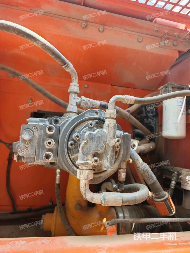 液压泵舱室正面整体（整机外观）