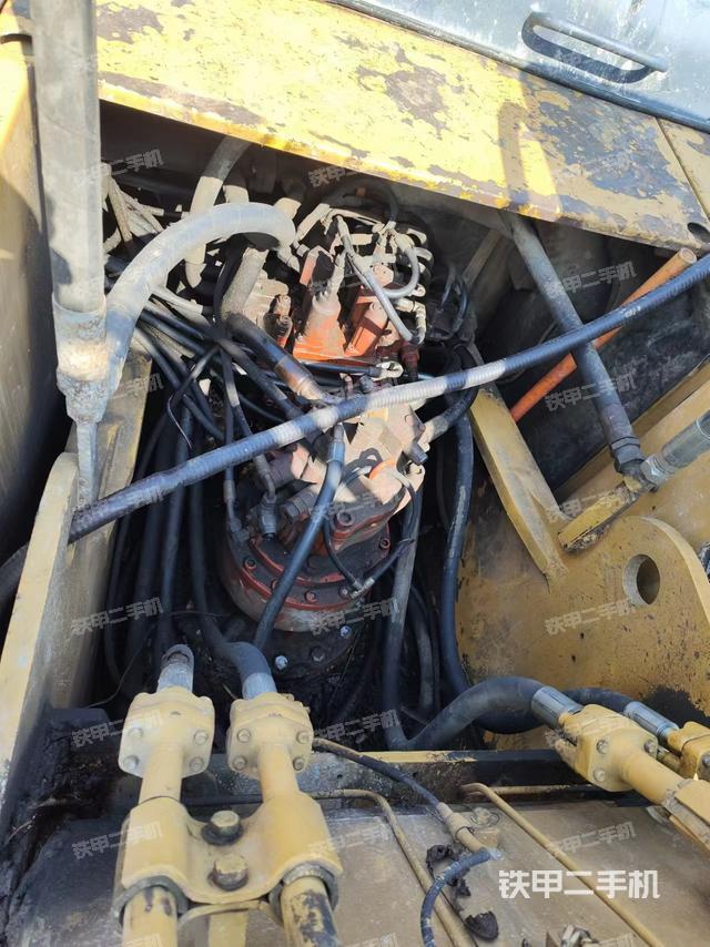 回转马达和主控阀（整机外观）