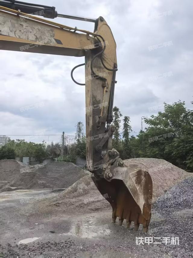 大臂油缸整体 竖拍（工作和回转装置）