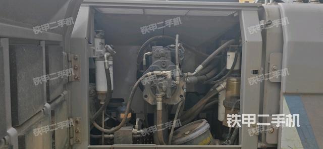 液壓泵艙室正面整體（整機外觀）