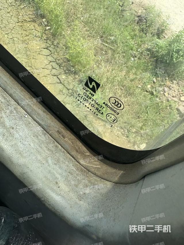 行走控制手柄和踏板?俯拍(駕駛室部分) 行走控制手柄和踏板?俯拍(駕駛室部分)