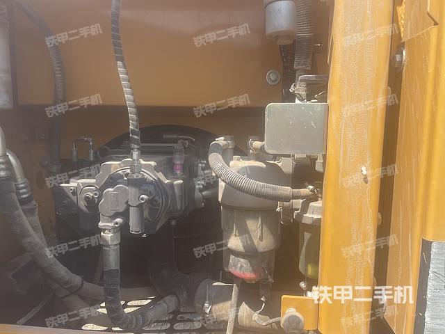 液压泵舱室正面整体（整机外观）