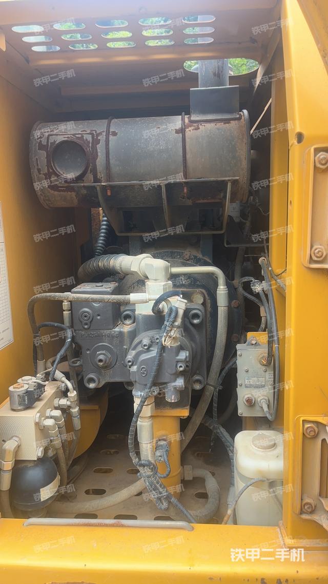 液压泵舱室正面整体（整机外观）