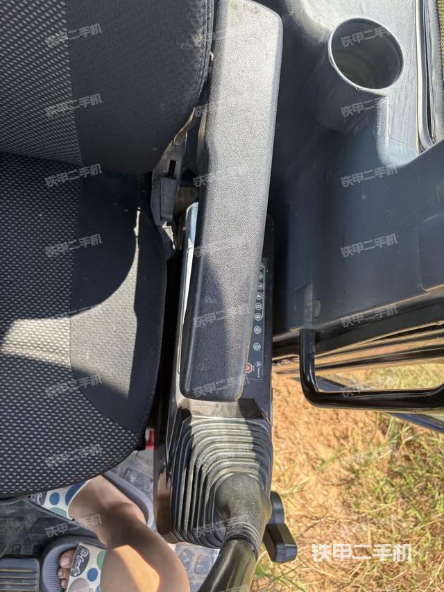 座椅左侧控制台/音响/含左手柄（驾驶室部分）