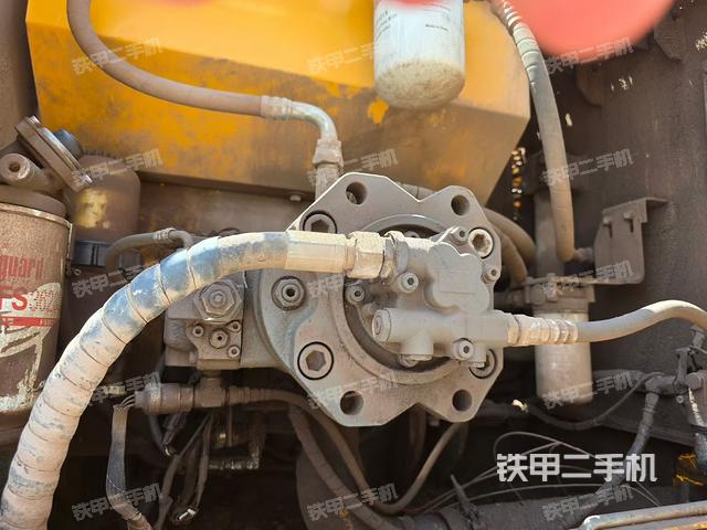 液压泵舱室正面整体（整机外观）