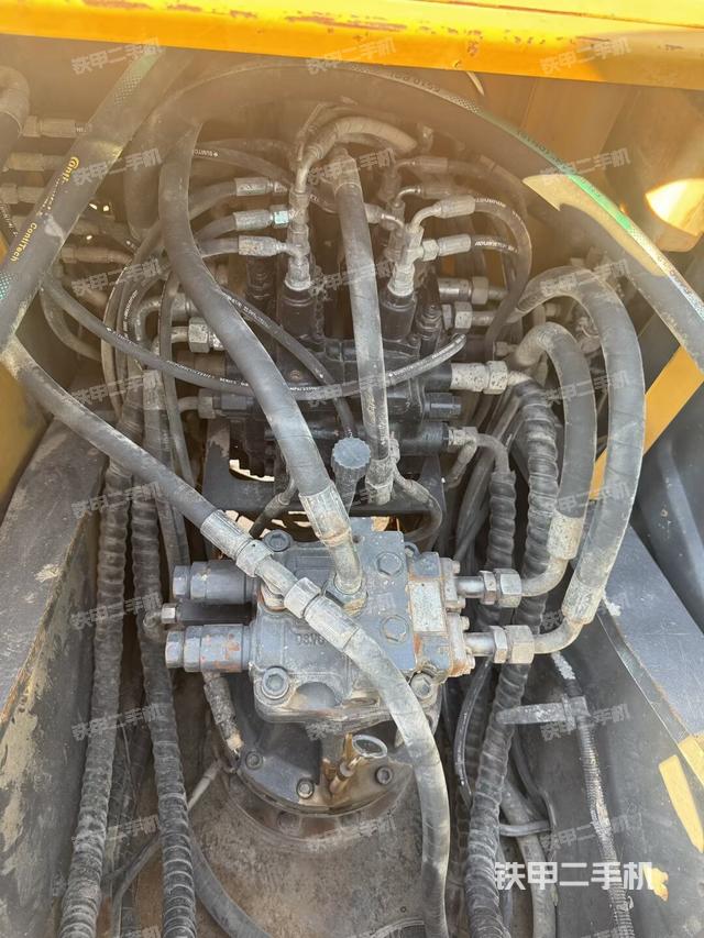 回转马达和主控阀（整机外观）