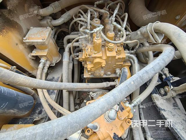 回转马达和主控阀（整机外观）