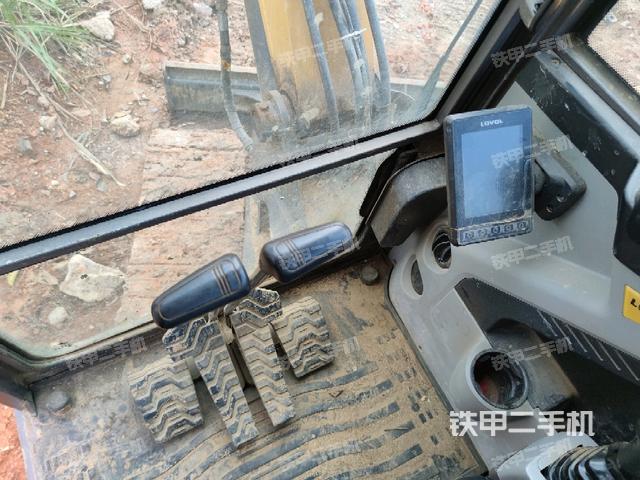 行走控制手柄和踏板?俯拍（駕駛室部分）