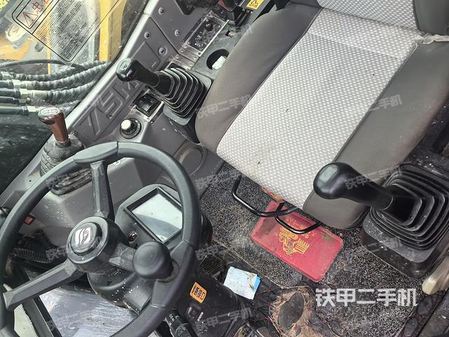 驾驶室整体(整机外观) 驾驶室整体(整机外观)