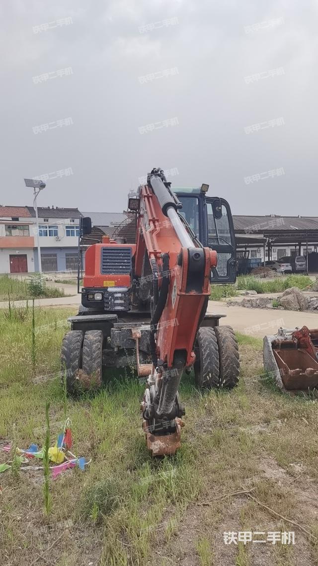 回转马达和主控阀(整机外观) 回转马达和主控阀(整机外观)