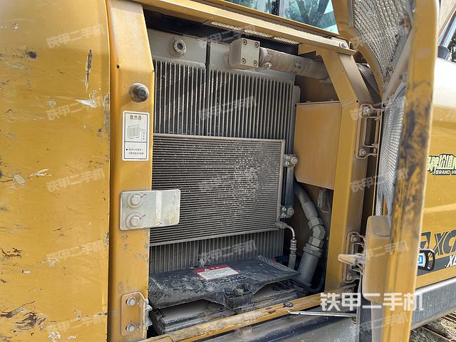 液压泵舱室正面整体（整机外观）