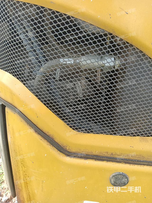 液压泵舱室正面整体（整机外观）