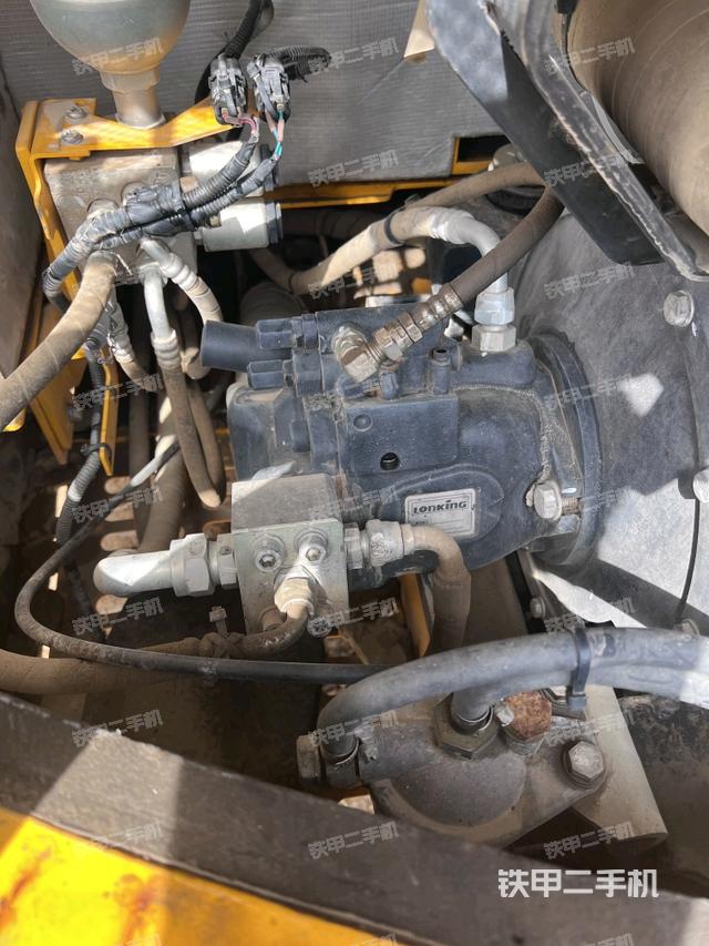 液压泵舱室正面整体（整机外观）