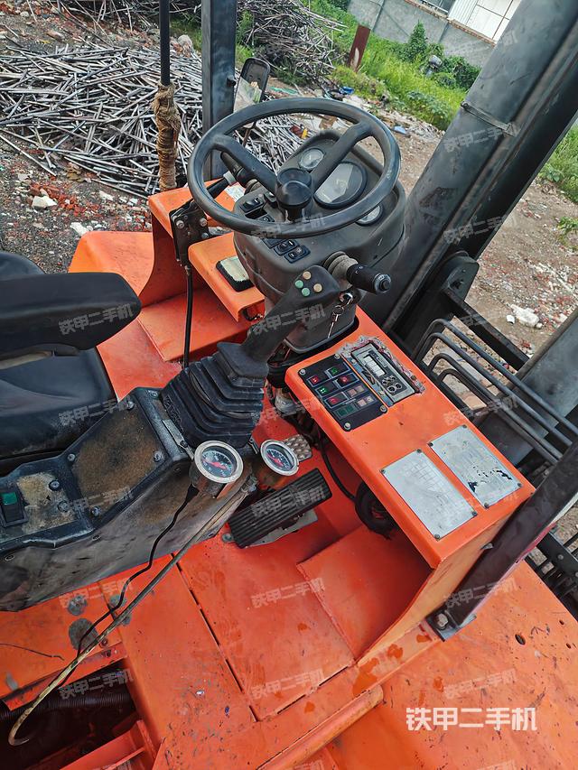 驾驶室操作台（设备外观及核心部件）