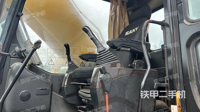 驾驶室整体(整机外观) 驾驶室整体(整机外观)