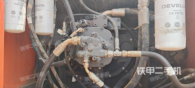 液压泵舱室正面整体（整机外观）