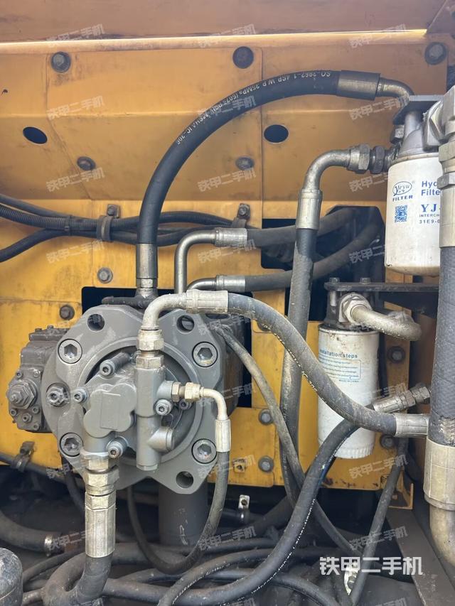 液压泵舱室正面整体（整机外观）